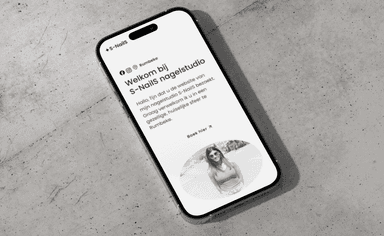 Voorbeeld van webdesign weergegeven op een iPhone-mockup