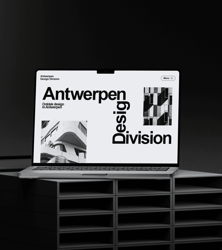 MacBook met het SenneVdc-webdesignproject, geplaatst op een plank